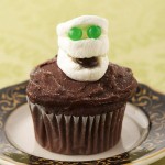 Halloween marshmallow mummy cupcake